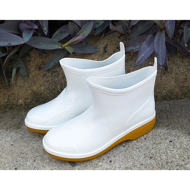 รองเท้าบูทยาง PVC สีขาวสั้น ยี่ห้อ BL. รุ่น 8100 พื้นกันลื่น ข้อสั้น 5.5 นิ้ว