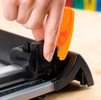 แท่นตัดกระดาษ Fellowes รุ่น Neutron A4